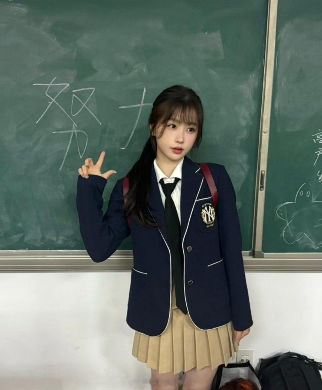 虞书欣学院风营业照，小时候好可爱哦 