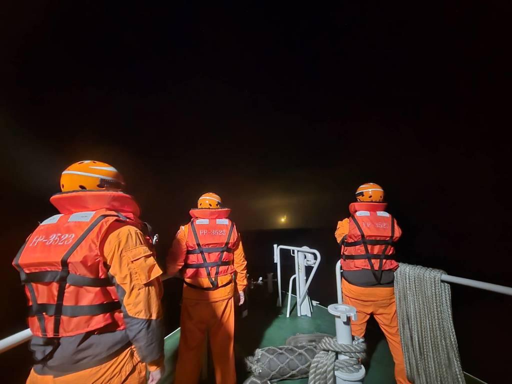 台军F-16V飞行员辛柏毅坠海凶多吉少？潜水教练：未穿防寒衣2小时就会发抖
台空