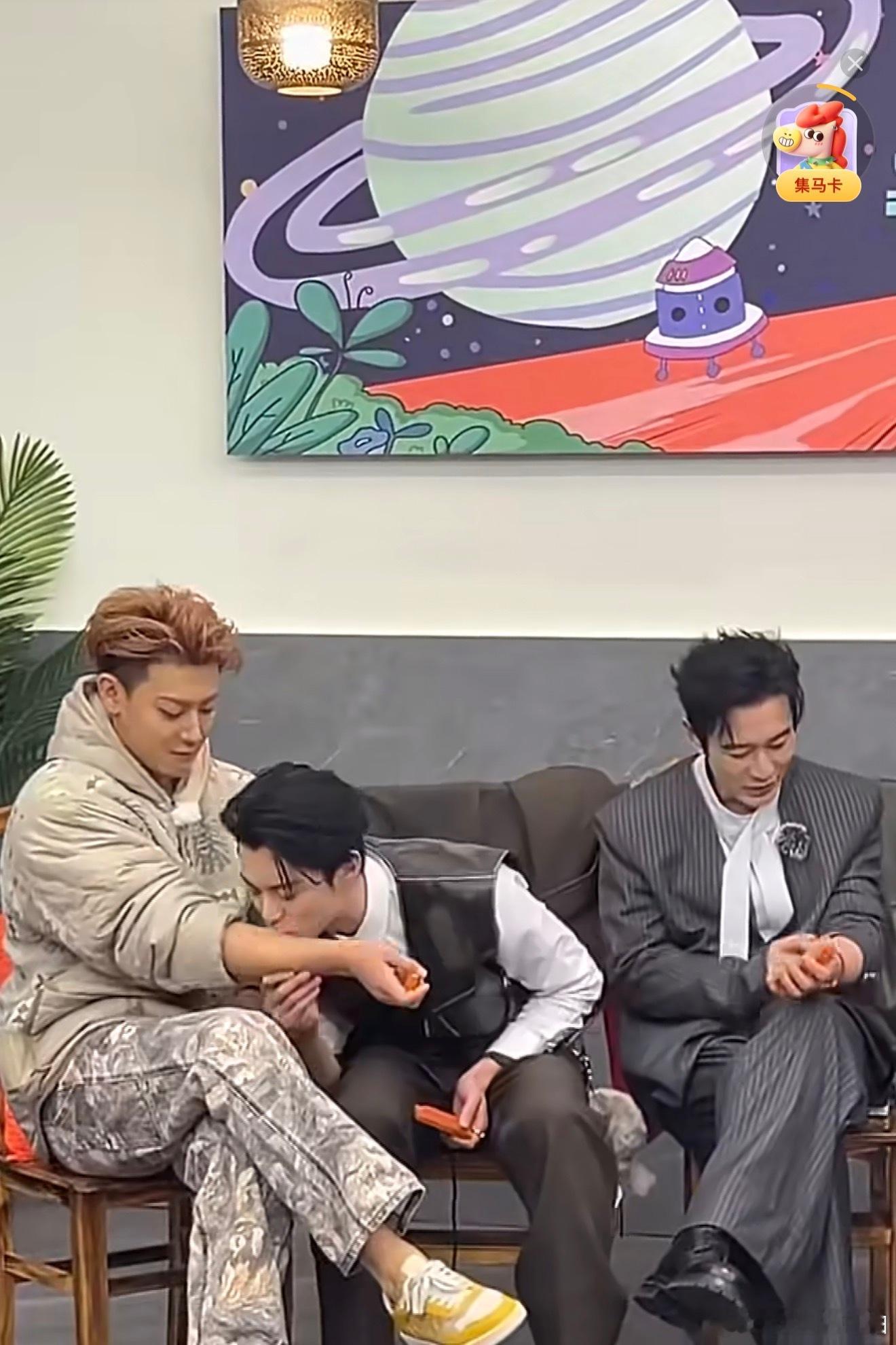 大傻春你要干什么！！！黄子韬刚给王鹤棣看胳膊，下一秒棣棣直接凑上去亲了一口！内娱