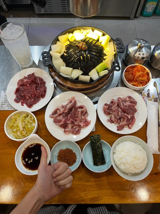 一个人吃烤肉