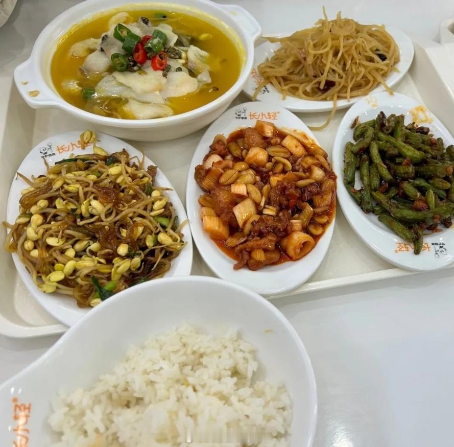 把话说这了：一大堆菜，一丢丢主食，基本不可能瘦下来。吃了一肚子，结果是又饱又馋。