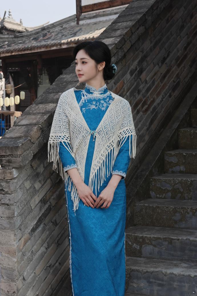 玉簟秋周洁琼兰卿旧时光美人兰卿一出场就是民国白月光古巷庭院，素花旗袍，流苏披肩，