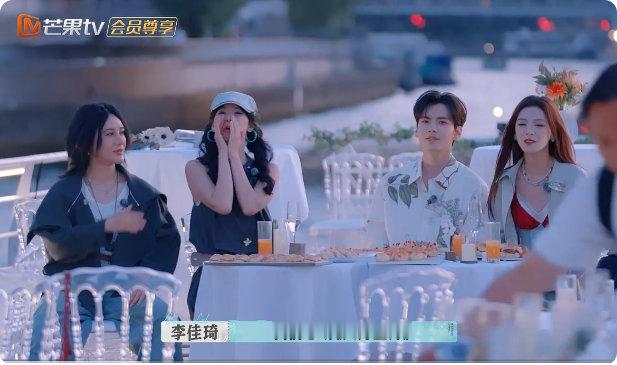 颜安塞纳河上跳火力全开巴黎合伙人颜安这段即兴舞蹈太绝了！塞纳河收官晚宴，《火力全