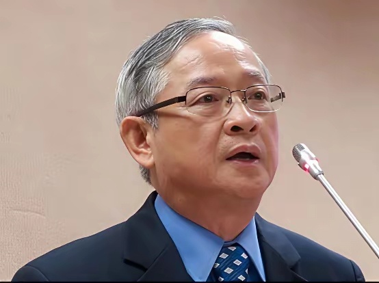 林郁方：“我实在看不懂大陆造那么多武器装备，造那么多航母干什么，还频繁亮相示威，