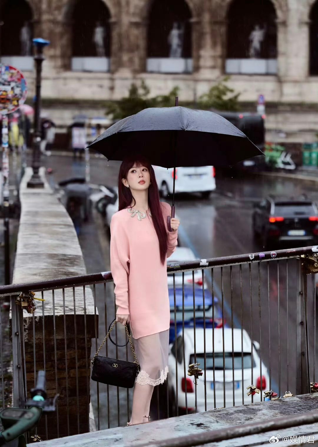 杨紫想休息休息杨紫在剧组拍戏杨紫在剧组拍戏，所以只能戴假发啦 