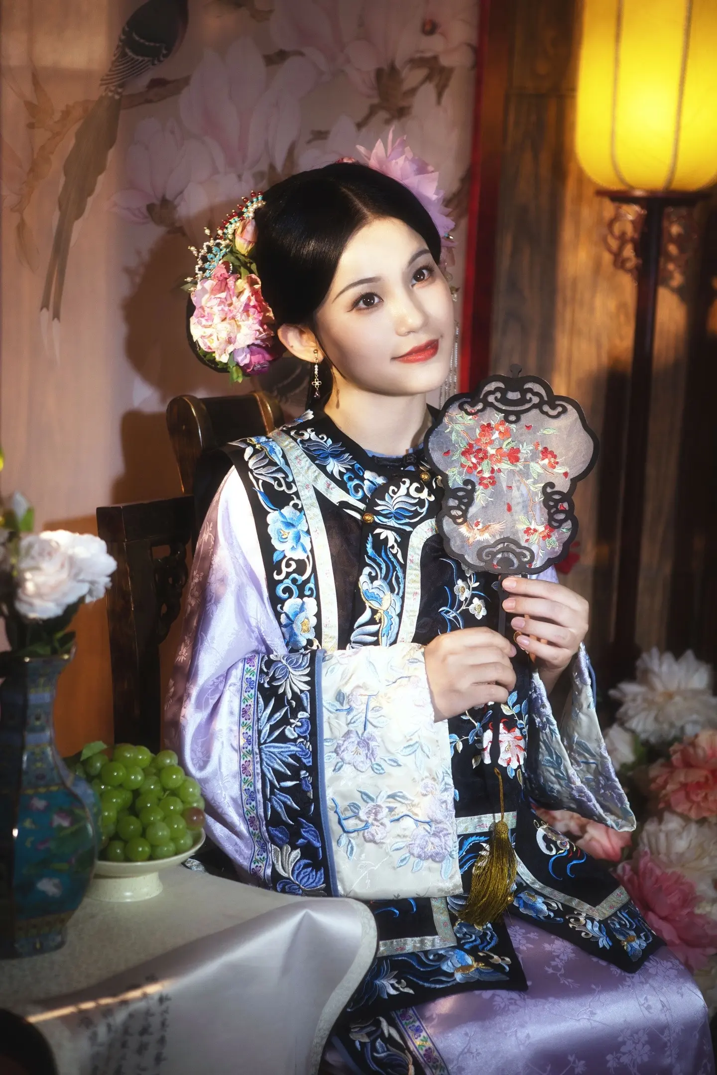 玉笼锁烟霞，闲情映春华。