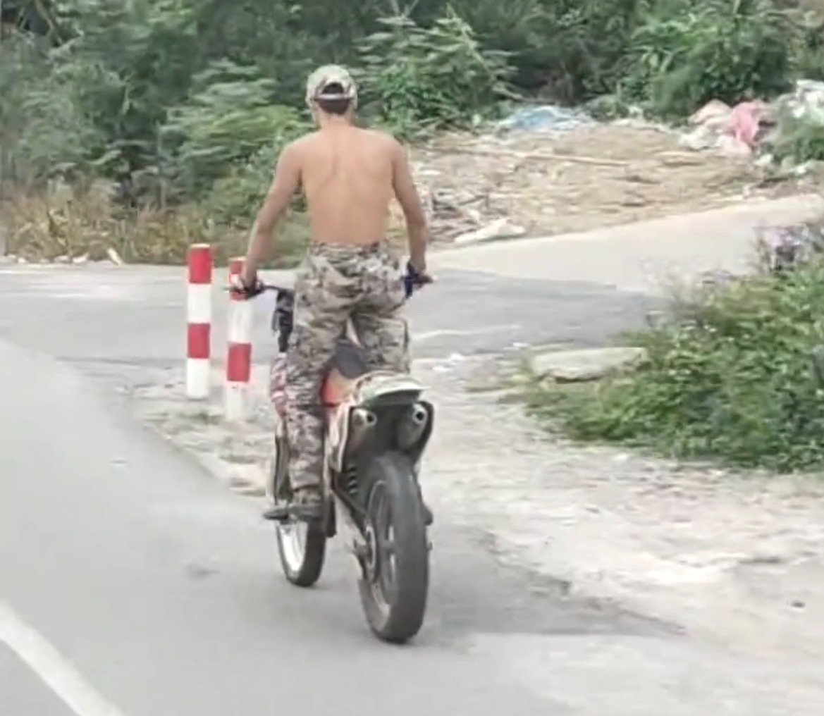 【玉林男子光身骑无号牌越野摩托车上路】4月22日，玉林市一名光者身子在男子骑着一