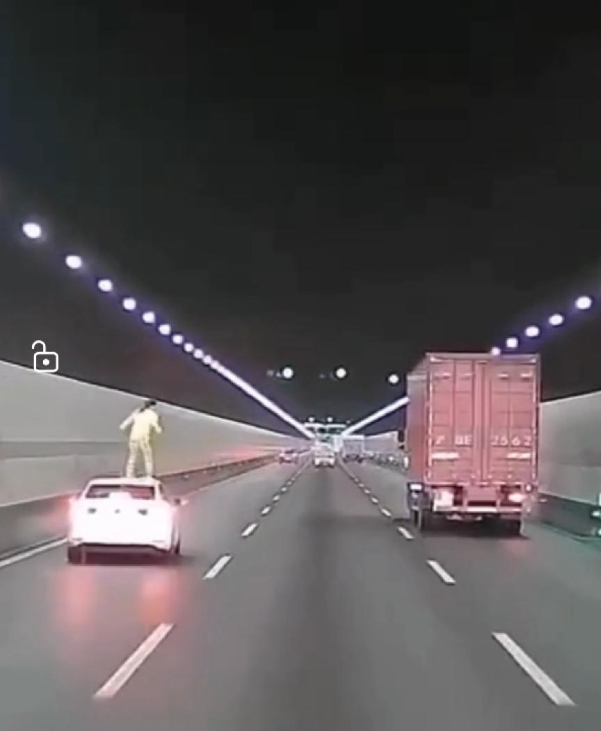 高速隧道内惊险瞬间！女子从车窗爬上车顶跳下，大货车惊险避让！

一段行车记录仪视