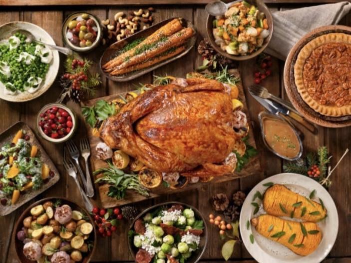 距离李咏离开我们已经7年了，
他妻子哈文最近在美国晒出了圣诞晚餐，
结果惹来不少