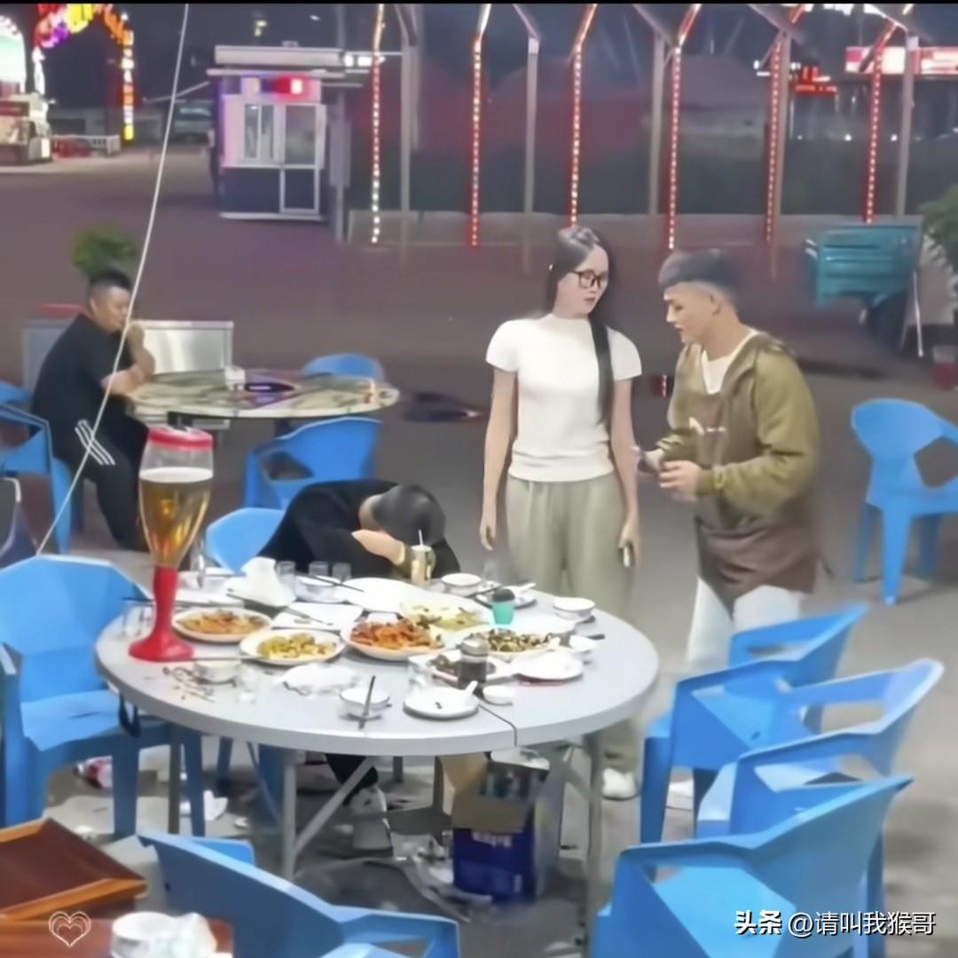 还记得当年火遍全网“妻子背醉酒老公回家”的视频吗？，丈夫心情不好独自一人到大排档