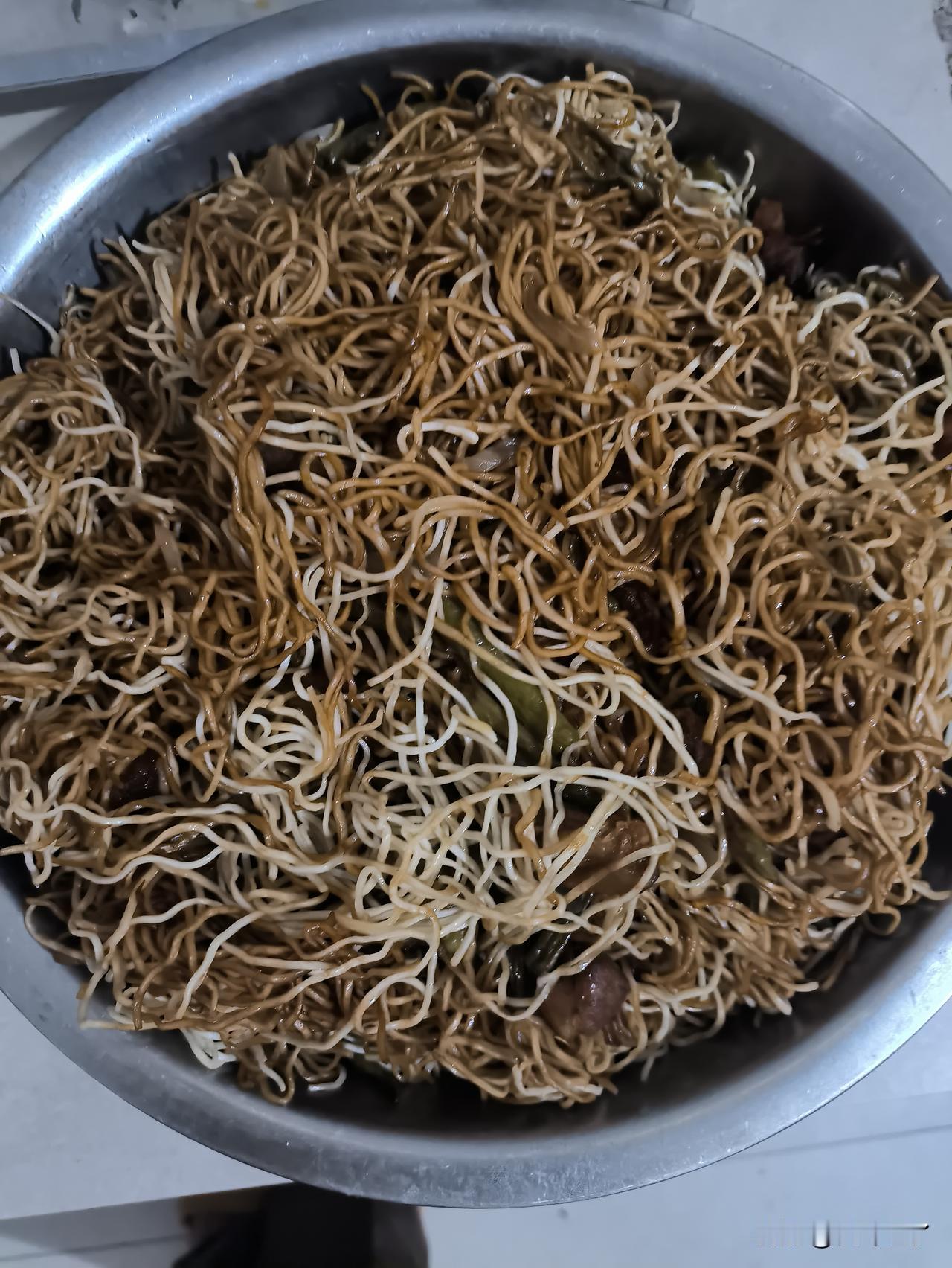 这蒸面条做的，想笑不敢笑，想吃没食欲，我刚要说点啥，想想立马又闭上了嘴巴。

 