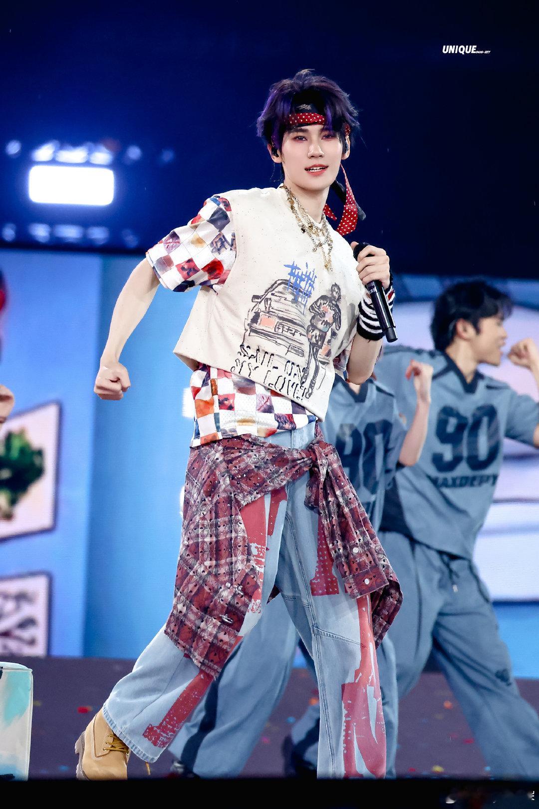 张真源吹长笛张真源吹长笛路透从编曲构思到乐器实操，张真源亲自打磨舞台细节，携长笛