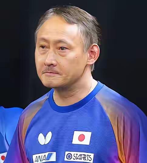 看张本宇这个人的面相，到日本这么多年，受到日本文化的熏陶，看着连气质都变了，浑身