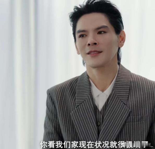 我觉得向家最让我佩服的，反而是向佐，真的是非常的清醒 他说父母不该在公开场合批评