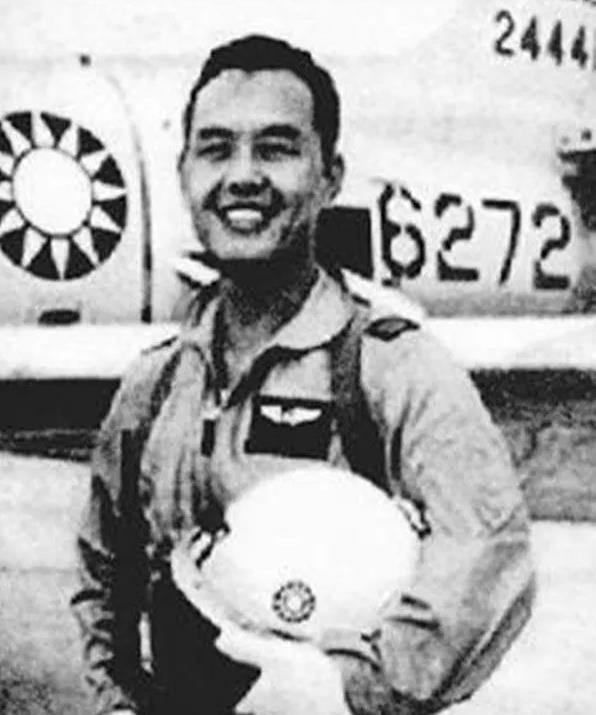1949年，韦大卫怀着出国读书的想法，登上了一艘军舰，本以为可以前往美国。然而，