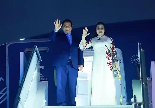 还真是“无色不穿”，范明政夫人出访穿“奥戴”，其颜色不尽相同，这次去南非特意穿了