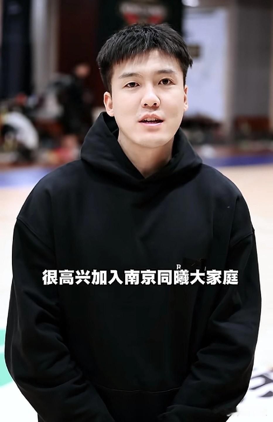 今天黄荣奇正式官宣加入江苏同曦男篮！兜兜转转一圈，黄荣奇终于有了正式合同了。
今