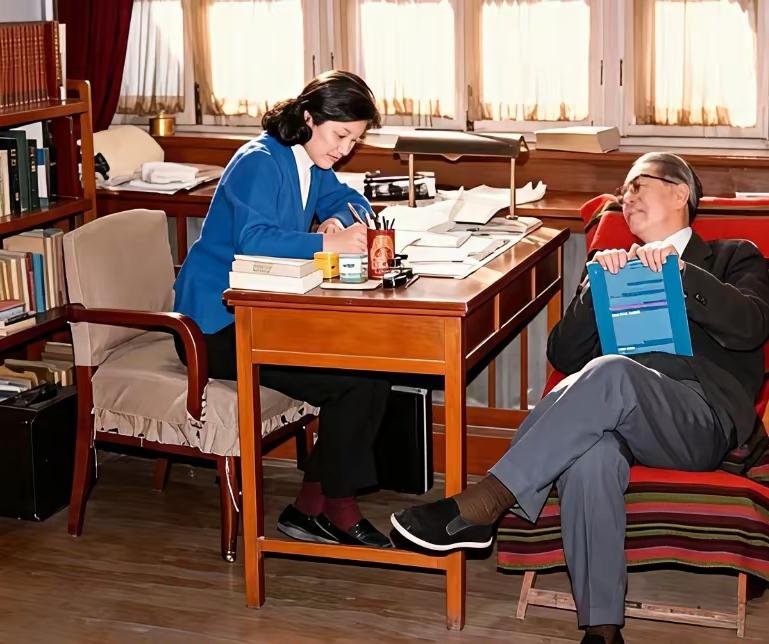 相爱家庭一瞥：乔冠华与妻子章含之。多少家庭就这一瞥，爱与恨、乐与愁、优与思尽显。