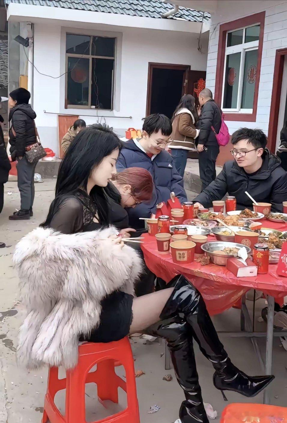 这女的肯定是这个村的村花。 