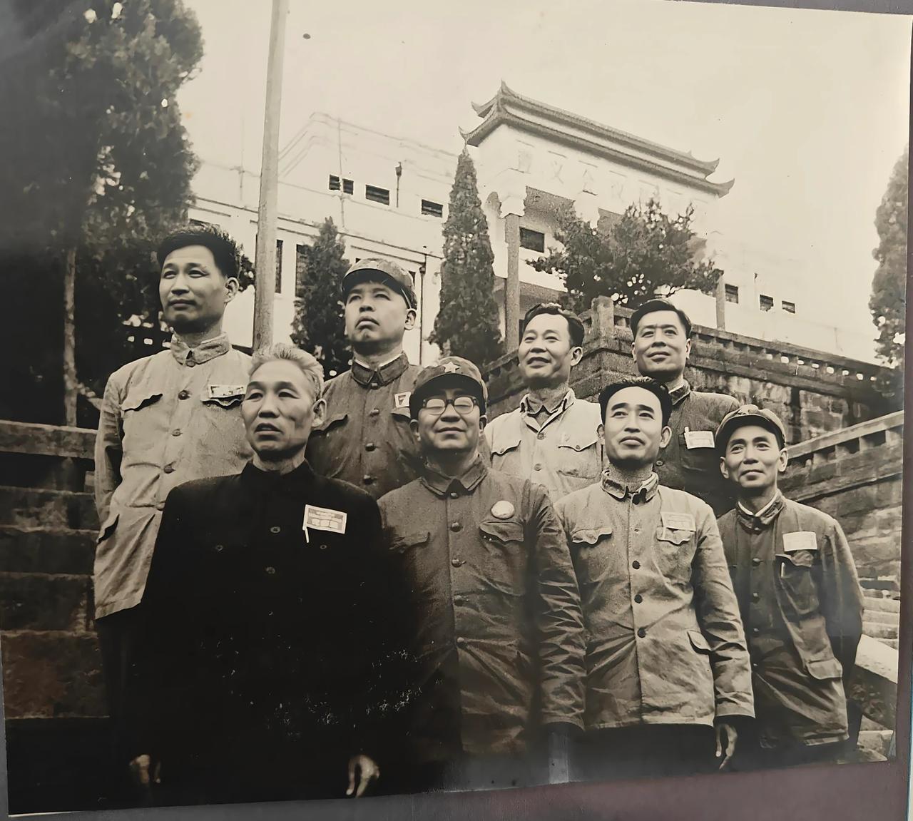 父亲在信阳修养期间，曾经在一起工作过的101工程指挥部的领导李蒿臣，调任到基建工