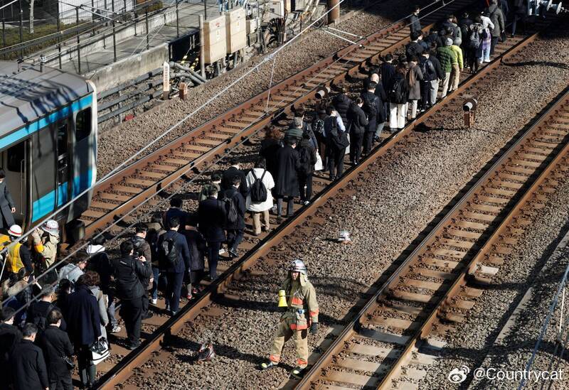 山手线全线停运！JR东日本突发停电 通勤早高峰大乱 预计下午1时恢复 海外新鲜事