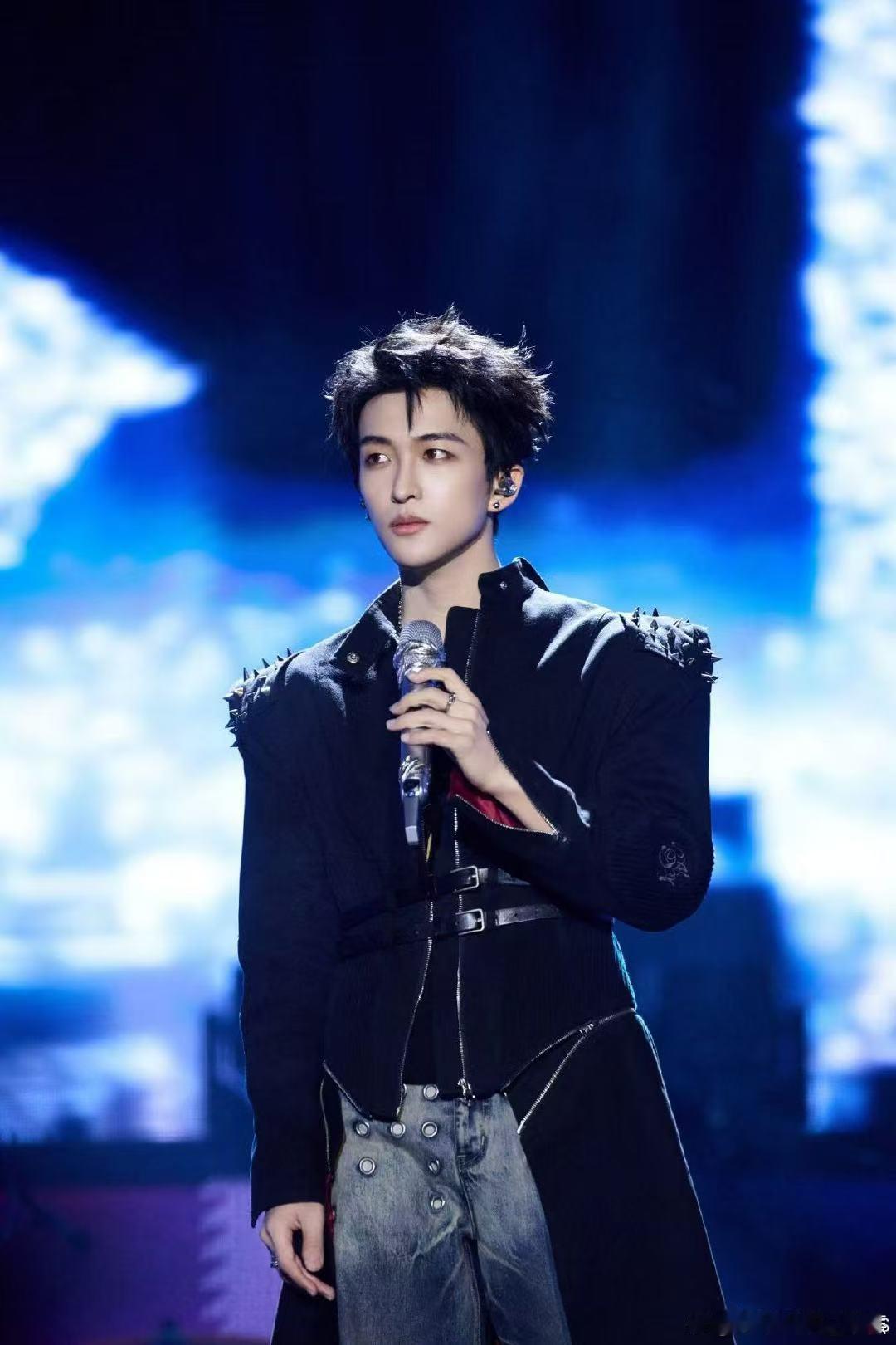 歌手第一轮排名声入人心 黄子弘凡好帅 歌手第一轮竞演现场，黄子弘凡你今天好帅，特