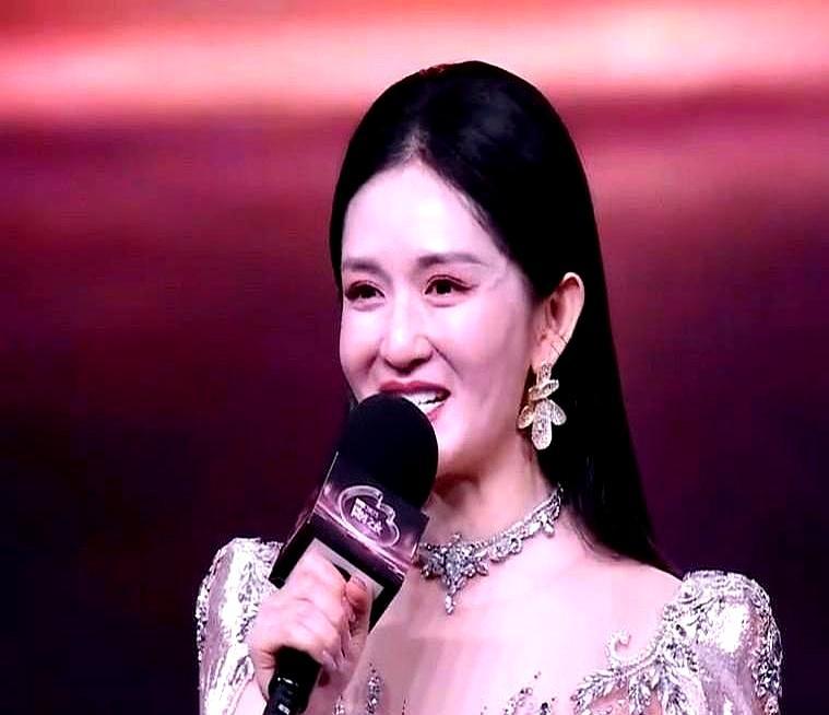 王一博一个动作，扯下7个主持人的遮羞布。
 
华纳高管，一个老外，站在台上，一脸