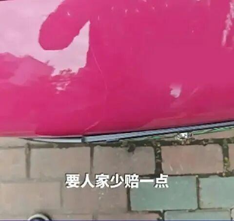 这熊孩子，是真缺管教啊！闲来无事，竟偷偷去划人家停在路边的汽车！
前不久，湖北武