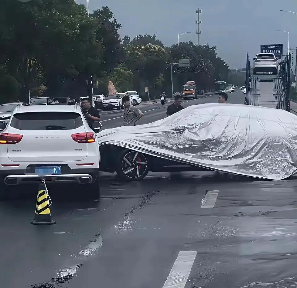网友：这车标也没盖严啊。。。