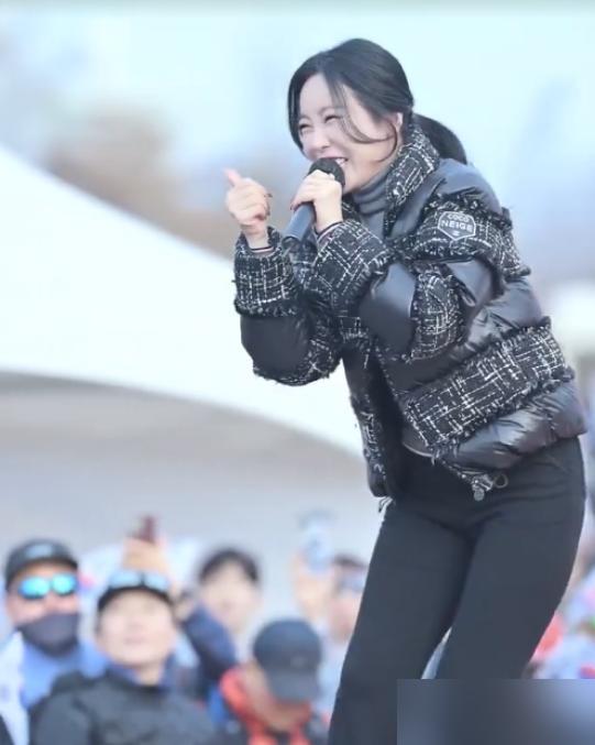 37岁韩国歌手被传怀孕，她怒晒八爪鱼，但她真正想回击的不是谣言...
 
洪真英