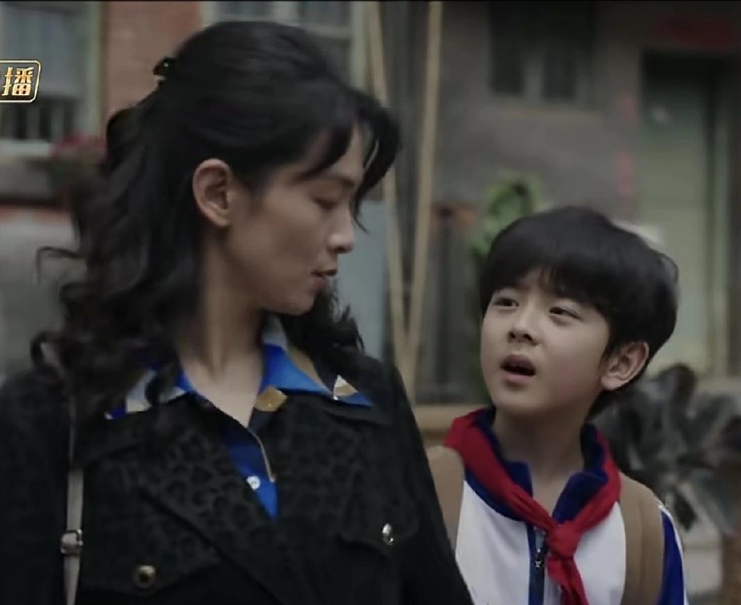 你看那个元义，摆在门口的二手旧书包，皱皱巴巴的，像是从垃圾堆里捡来的。
这家里