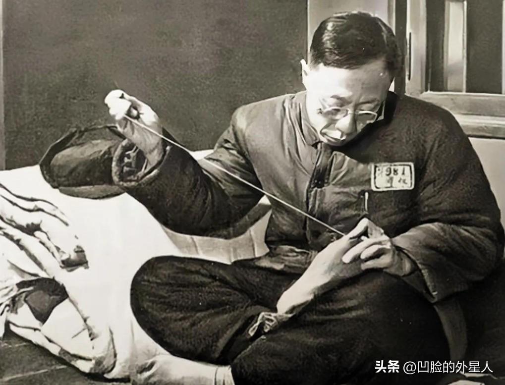 末代皇帝溥仪为什么没有生育能力？他十来岁刚发育那会儿，晚上睡觉不踏实，太监居然安
