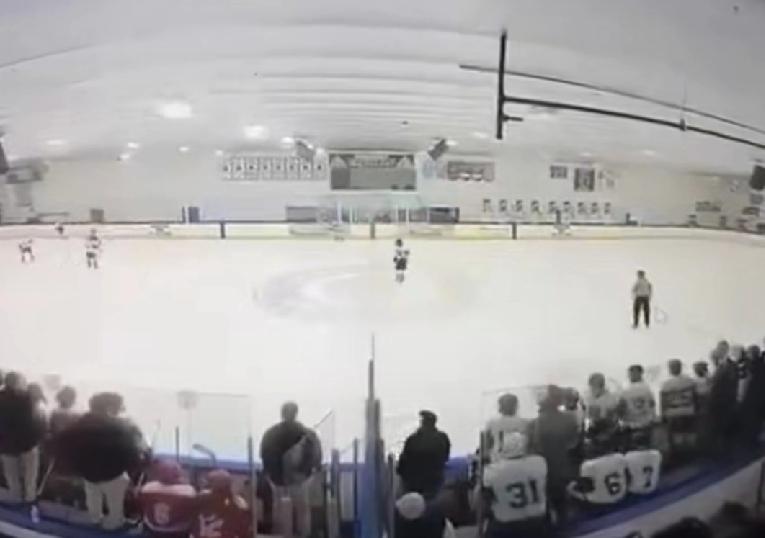美国罗得岛州一座冰球场内发生恐怖一幕，当地时间2月16日下午2点30分左右，一连