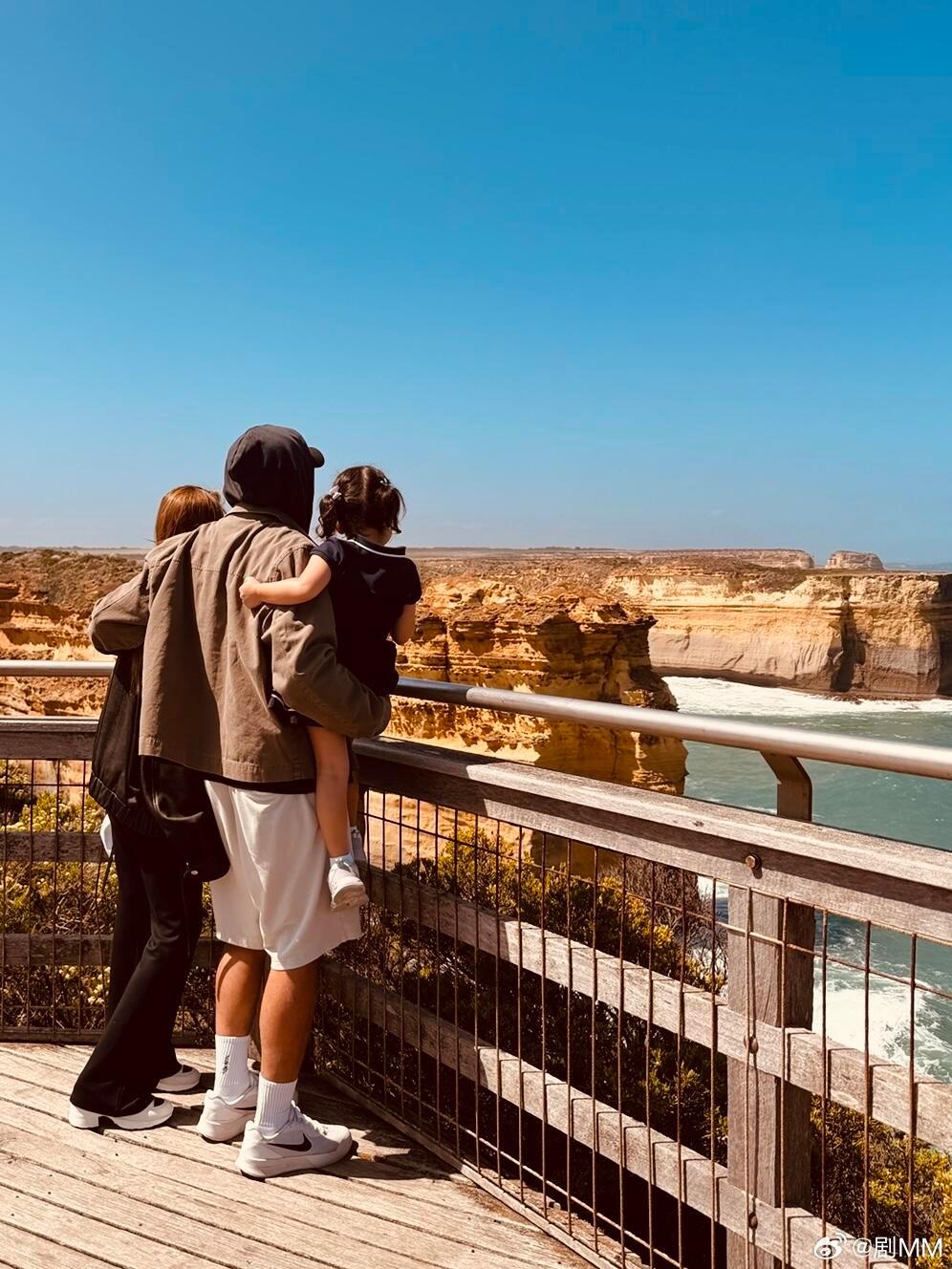 周杰伦昆凌一家五口背影照周杰伦昆凌一家五口看日落周杰伦昆凌带着三个孩子看日落、看