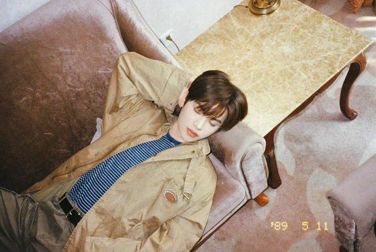 #黄明昊上一次看的书是遥控器说明书# 我们永远都可以相信黄明昊，在节目中为我们带