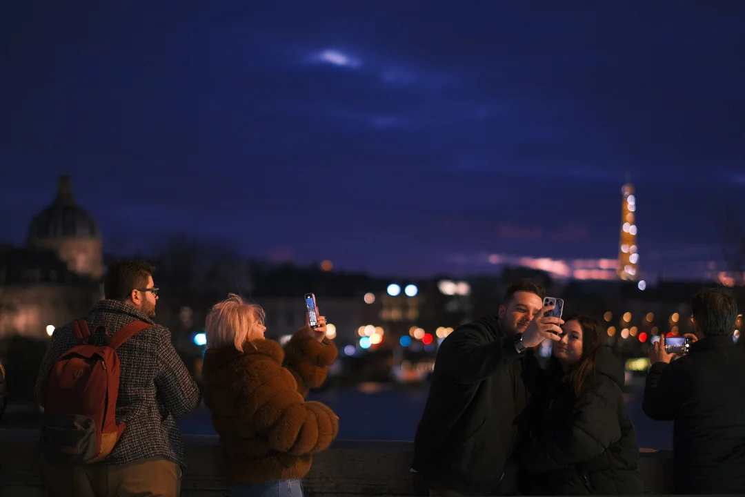 在巴黎，人们独爱新桥  |  富士