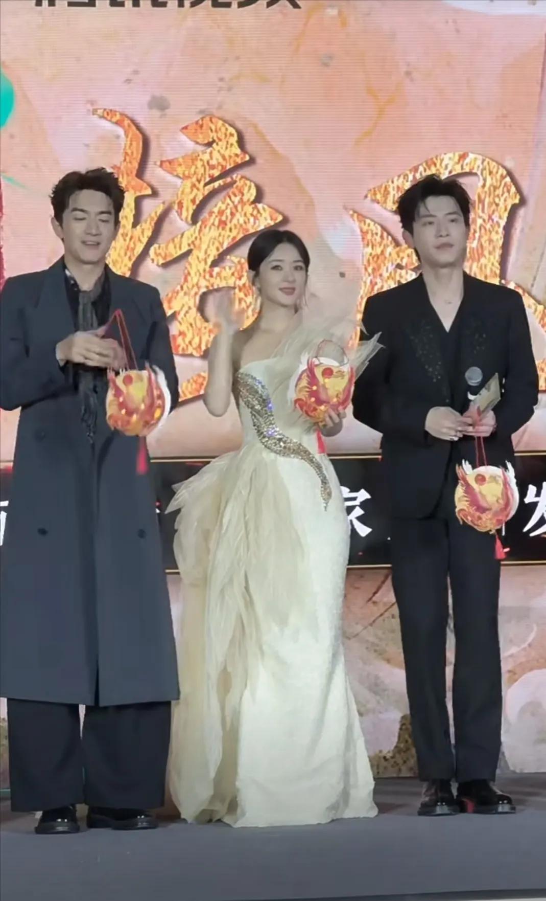 赵丽颖和林更新同框，赵丽颖好美好仙，林更新好帅，两个人挺有CP感的，赵丽颖和别人