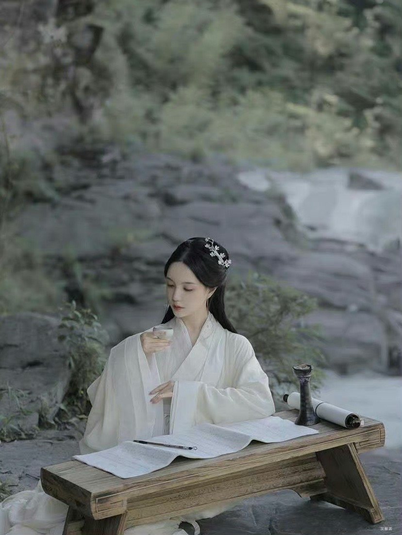 能感动人心的，永远不是语言，而是行动，能始终如一的，永远不是虚伪的热情，而是真诚