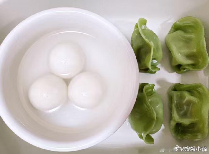 王源错峰过冬至 冬至错峰营业！昨日冬至，今日他上线发出一碗汤圆和几个绿绿的饺子，