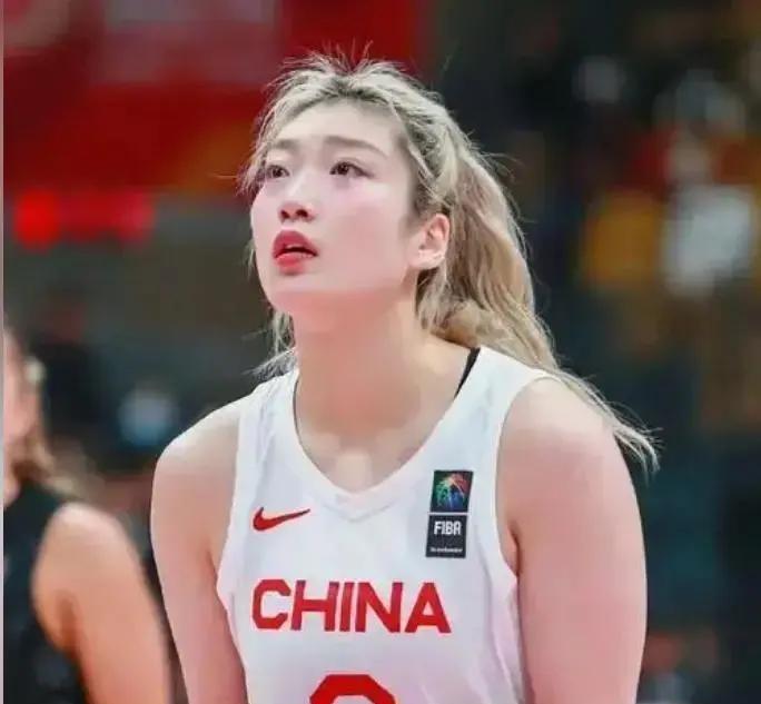 中国女篮锋线选拔逻辑迎来关键调整，不再依赖过往名气，转而适配赛场战术节奏！

这