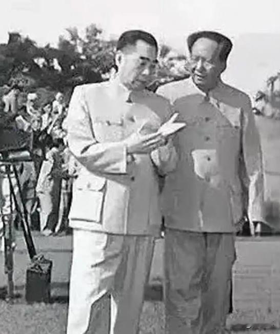1960年，得知毛主席7个月没吃一口猪肉后，宋庆龄从上海赶到北京给毛主席送来一篓