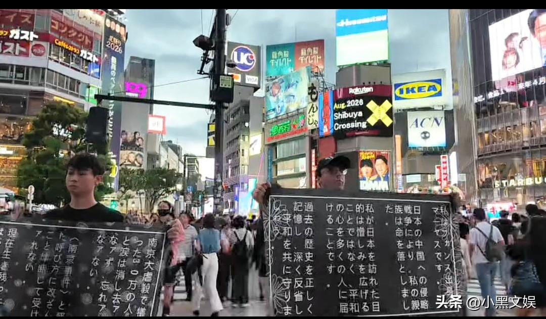 法国青年站在日本街头拉着横幅呼吁日本正视南京大屠杀。
这已经不是这位法国青年第一
