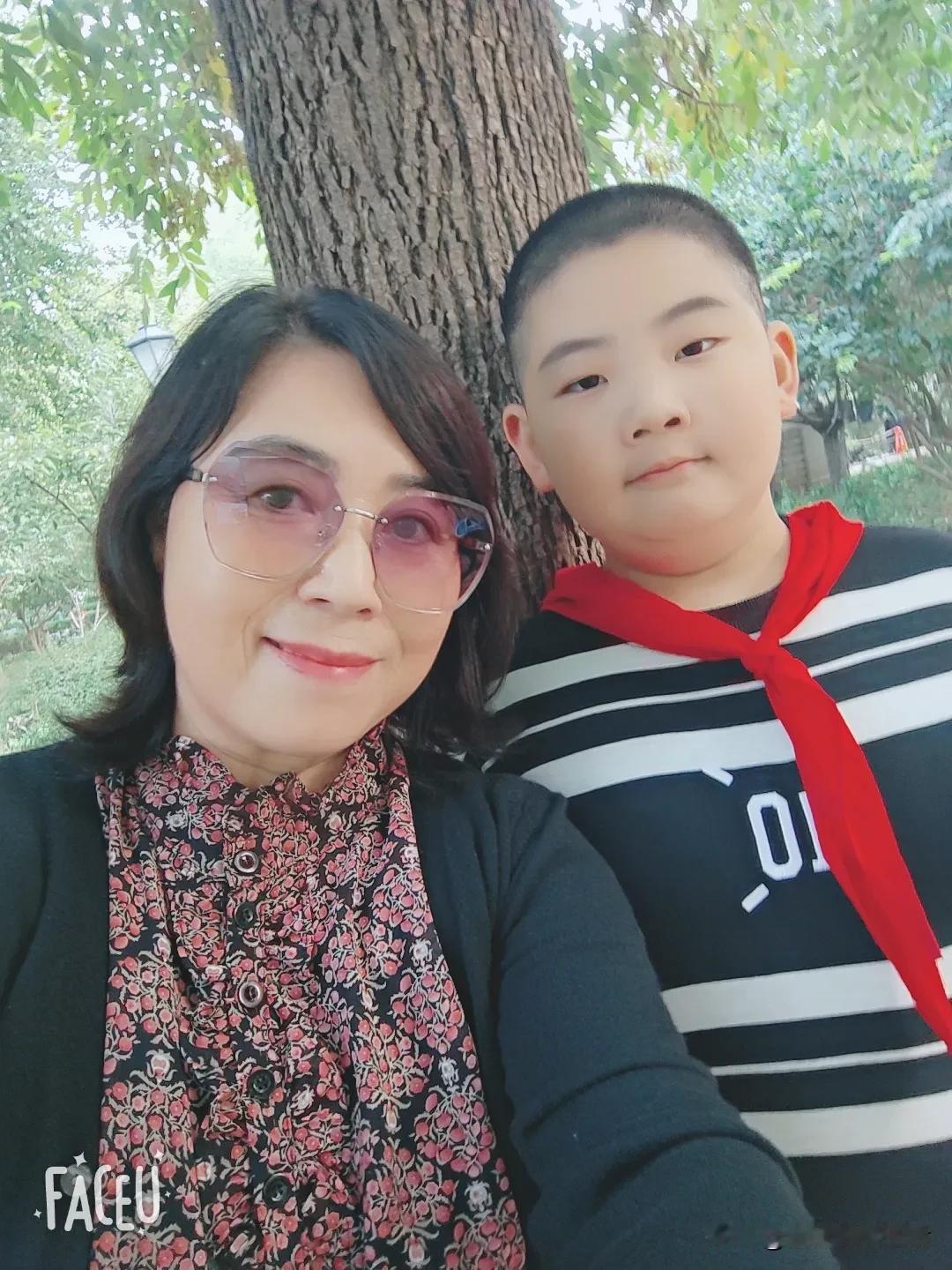 这次不逗大家了
来九张正规一点的
哈哈，小伙子不搞怪
光光滑滑的，是不是也很可爱