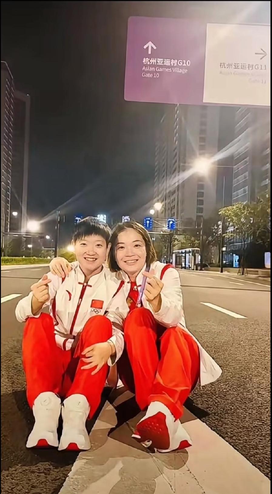挖到杭州亚运村的这些暖心旧画面
夜色里的亚运村街道，孙颖莎和陈清晨忙完各自的训练