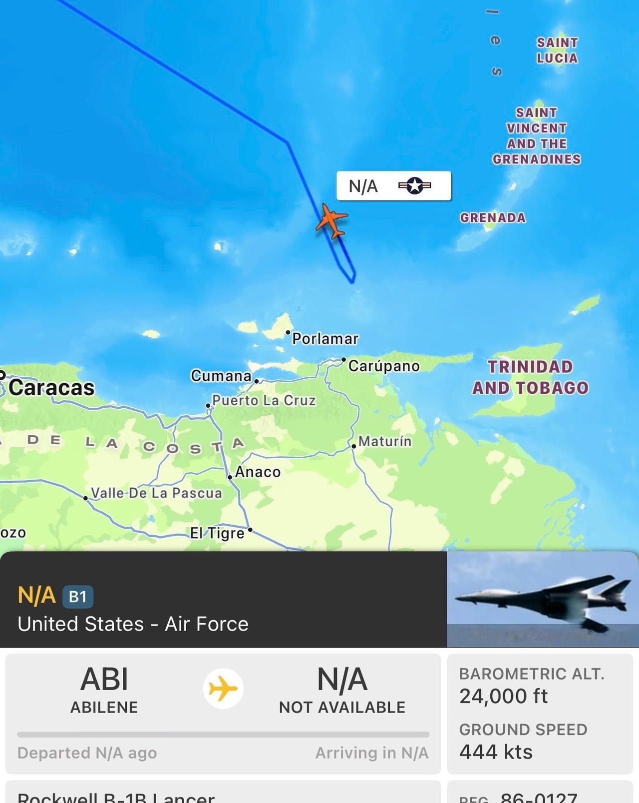 飞扬军事 两架美国空军B-1B“枪骑兵”远程重型轰炸机出现在南加勒比海上空，最近
