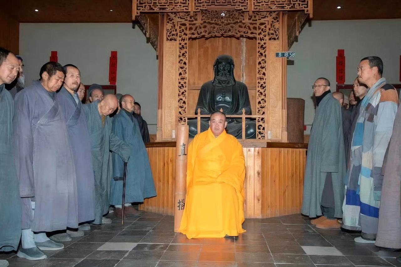 妖僧主持当面一套背后一套。

7月11日释永信独坐大堂禅椅之上，两旁站立着众多年