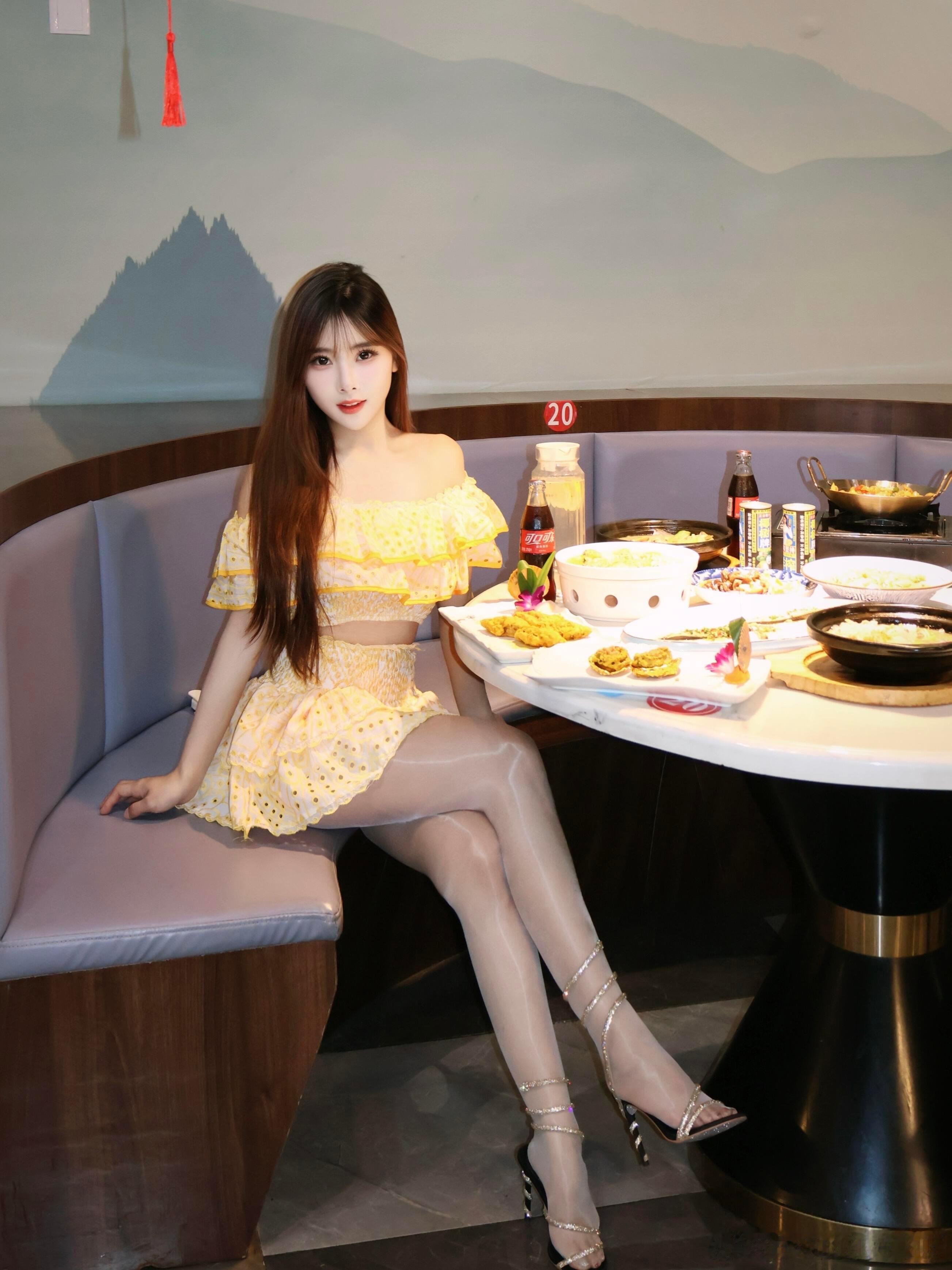 蛇形系带高跟凉鞋搭配油光丝袜，张扬的视觉美～ ​​​