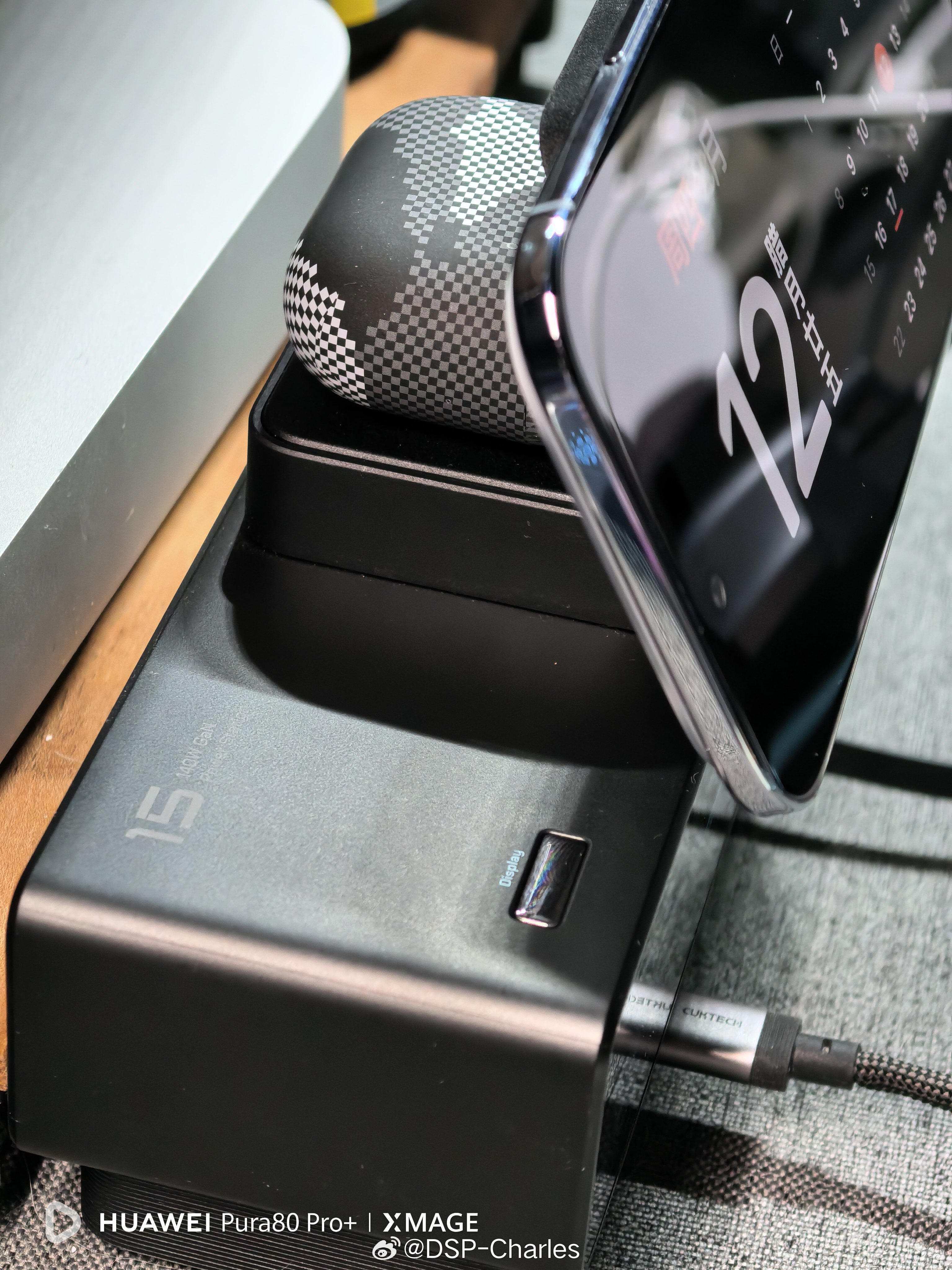 去年我最喜欢的数码配件应该是酷态科15号桌充，设计太棒了；有伸缩线不显得乱，有屏