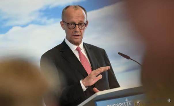 让俄罗斯看到欧盟的实力与决心——德国总理默茨在抵达布鲁塞尔准备参加欧盟峰会，就动