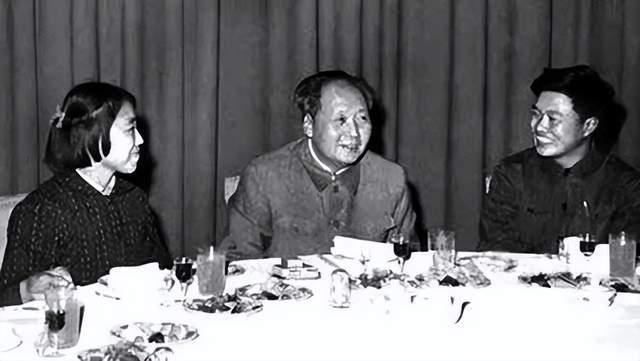 金日成送毛主席24箱苹果，士兵打开后，为何无人敢吃？

1954年，抗美援朝胜利